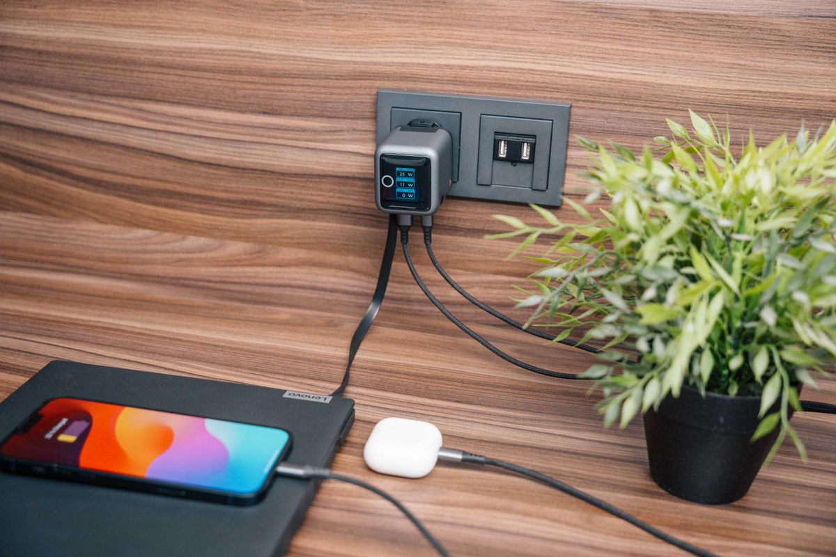 Verbatim Mini GaN Charger 70W Display