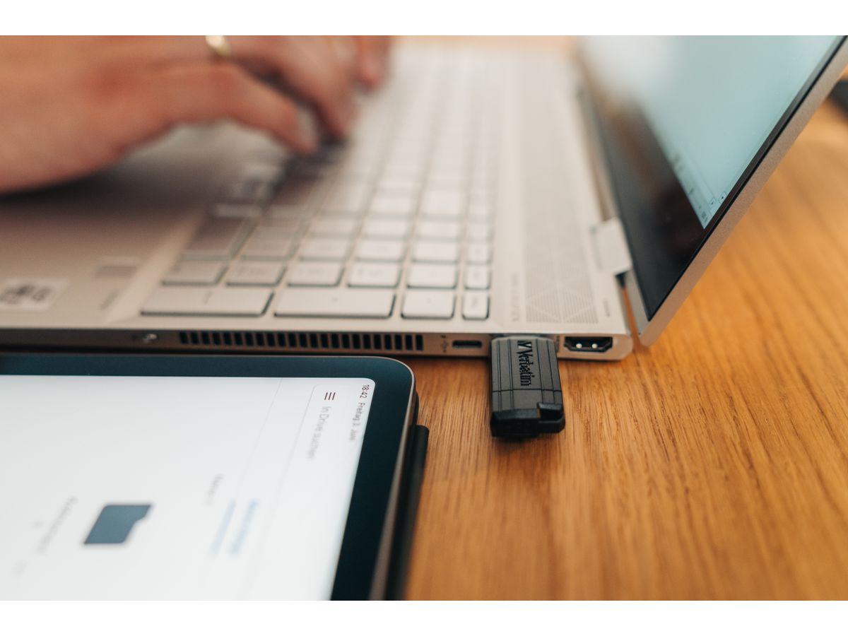 Verbatim Pin Stripe USB 2.0 128GB