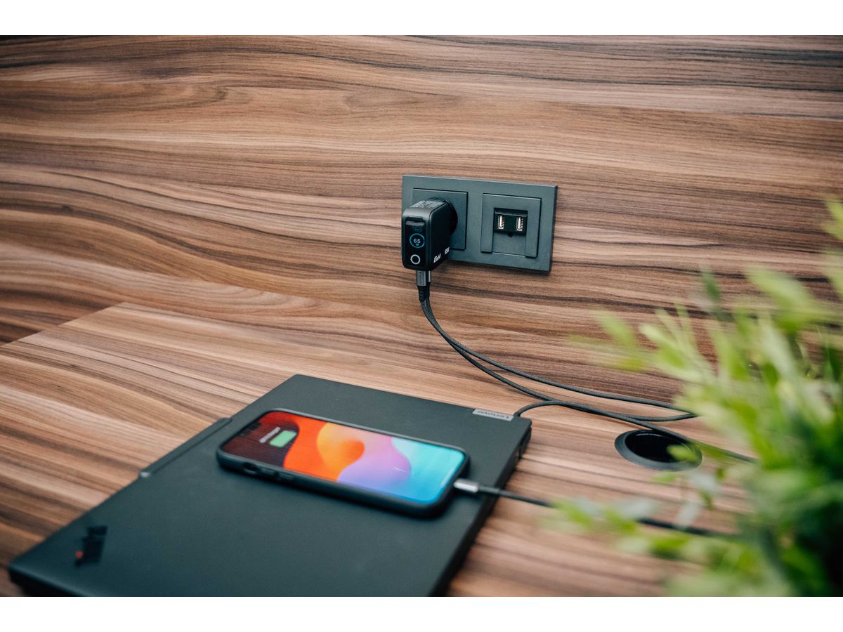 Verbatim Mini GaN Charger 65W Display