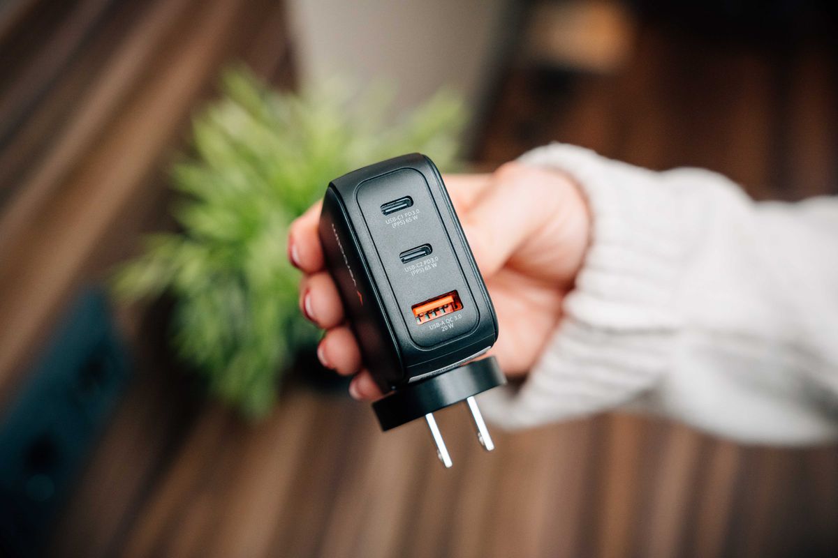 Verbatim Mini GaN Charger 65W Display