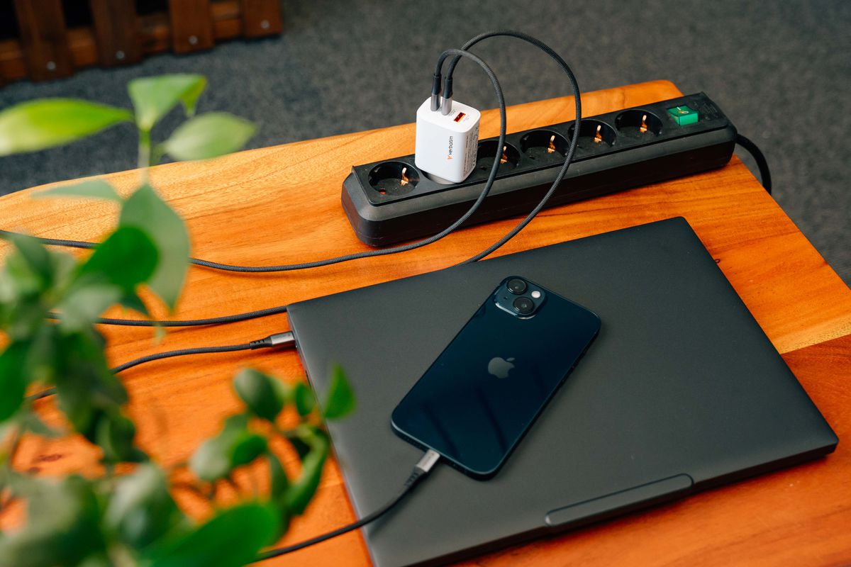 Verbatim GaN 3 Port Charger 65W White