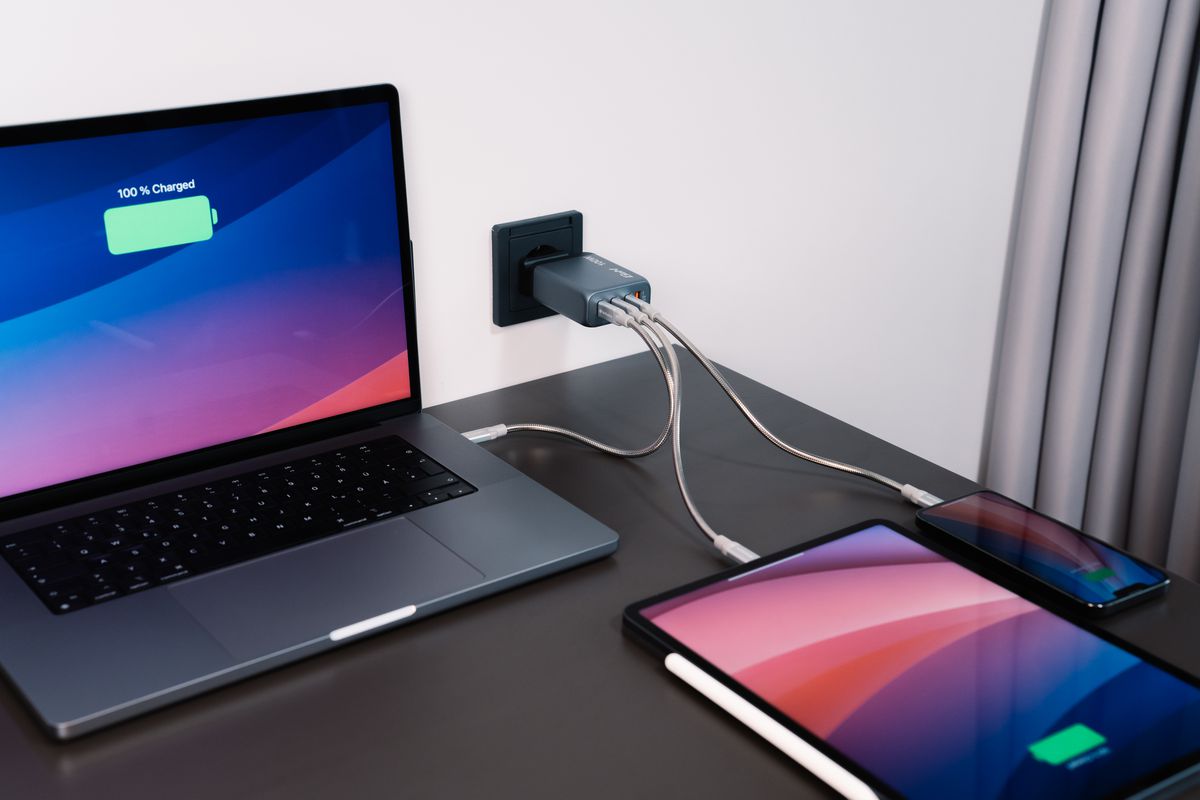 Verbatim GaN 4 Port Charger 100W